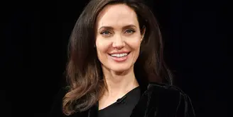 Angelina Jolie dan Loung Ung mengunjungi 92nd Street Y di New York untuk membahas film Netflixnya yakni, First They Killed My Father. (DIA DIPASUPIL / GETTY IMAGES NORTH AMERICA / AFP)