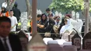 Warga menghadiri pemakaman Presiden ke-3 RI BJ Habibie di TMP Kalibata, Jakarta, Kamis (12/9/2019). Sejumlah pejabat negara dikabarkan akan menghadiri pemakaman Habibie. (Liputan6.com/Herman Zakharia)