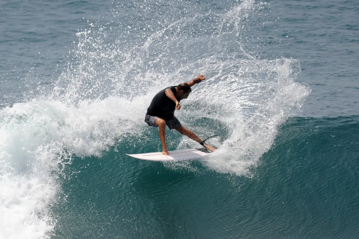 Bermain Surfing di Pantai Uluwatu
