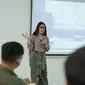 Aktris Prilly Latuconsina memberikan kuliah tentang strategi perencanaan bisnis kreatif pada Program Studi Sarjana Manajemen Fakultas Ekonomi dan Bisnis (FEB) Universitas Udayana (ANTARA/Dok. Humas Unud)