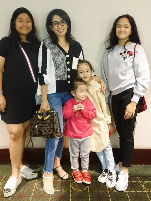 Umumkan Hamil Anak Kelima, Ini 6 Potret Ussy Sulistiawaty dan Keempat Buah Hatinya