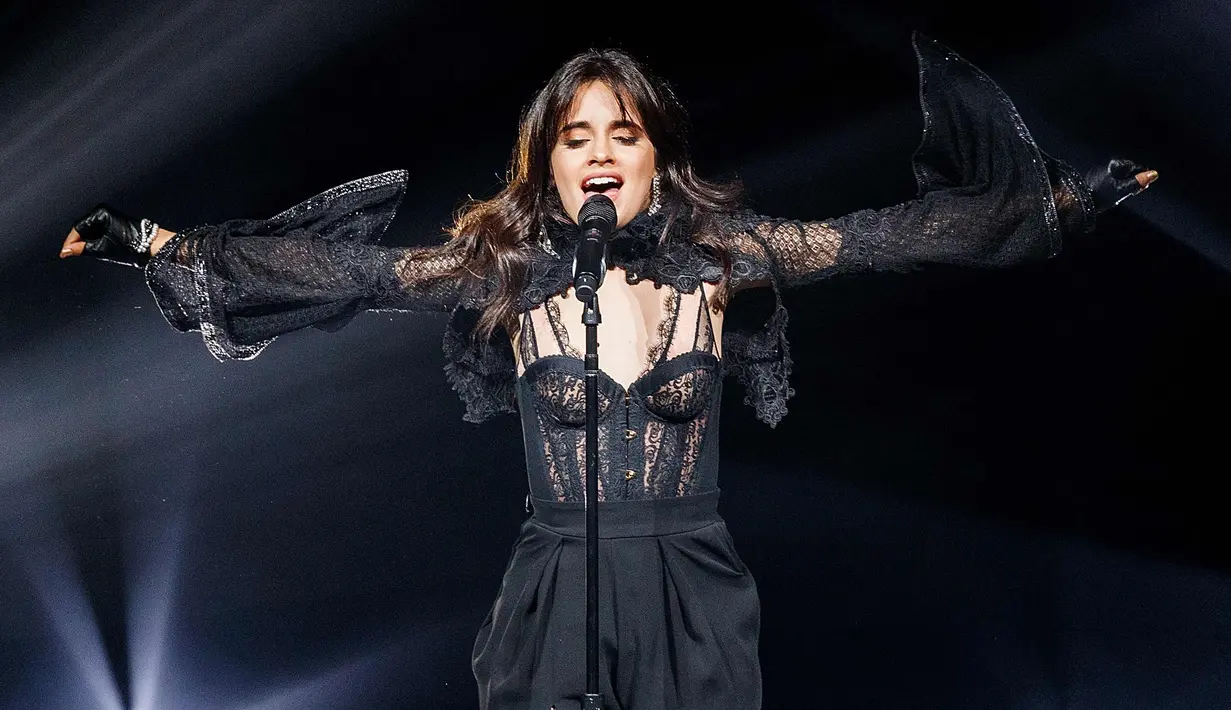 Camila Cabello saat menghibur penonton di atas panggung selama 'Never Be the Same Tour' di Orpheum di Vancouver, Kanada (9/4). Penyanyi 21 tahun ini tampil dengan gaun lingerie hitam super seksi. (AFP/Getty Images/Andrew Chin)