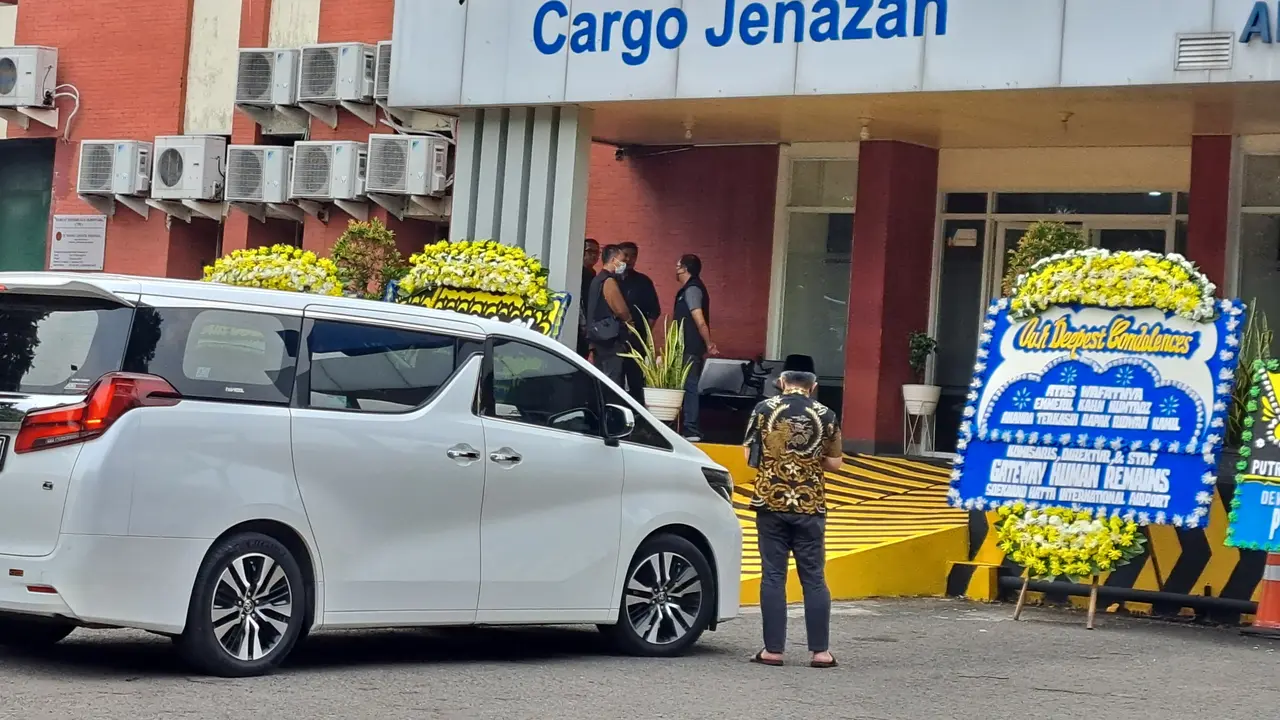 Pengamanan dari Polres Bandara Soekarno-Hatta diturunkan untuk pengawalan jenazah Emmeril Kahn Mumtadz, putra Gubernur Jawa Barat Ridwan Kamil di Terminal Kargo Bandara Soetta, Tangerang (Liputan6.com/Pramita Tristiawati)