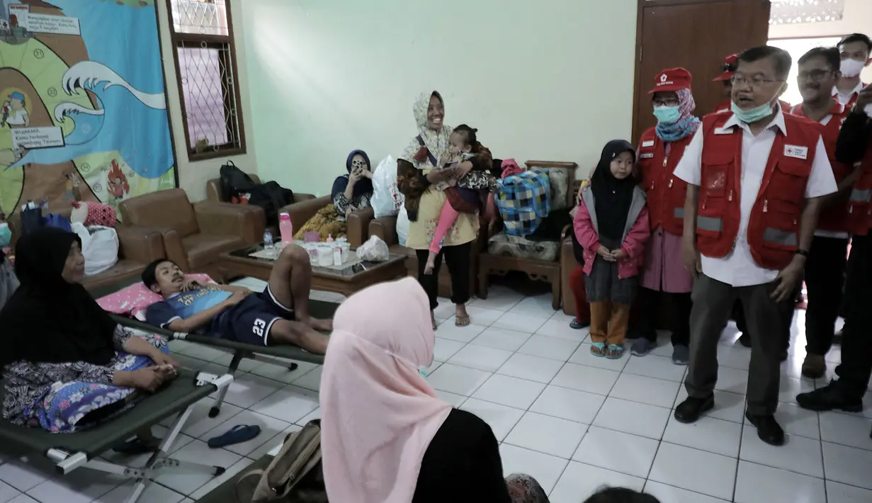 Ketua Umum Palang Merah Indonesia (PMI) Jusuf Kalla (kanan) meninjau korban gempa di Kabupaten Cianjur, Jawa Barat, Rabu (23/11/2022). Wakil Presiden RI ke-10 dan ke-12 tersebut menyebut ada tiga hal pokok yang harus dipenuhi dalam keadaan darurat bencana, yakni tempat tinggal bagi masyarakat terdampak serta makanan dan kesehatan. (Ade Danhur/Staff JK)