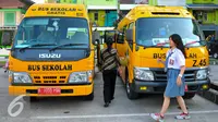 Fasilitas bus sekolah gratis kini telah ada di Rusun Muara Kapuk, Jakarta, Jumat (22/4/2016). Sebanyak 2 unit mobil akan beroperasi setiap hari untuk memudahkan anak sekolah yang tinggal di Rusun Muara Kapuk. (Liputan6.com/Yoppy Renato)