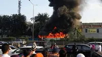 Bus terbakar di Tol Kebon Jeruk. (Twitter TMC Polda Metro Jaya dan IniPamulang)