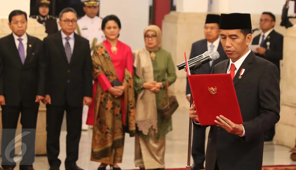 Presiden Joko Widodo melantik para Duta Besar RI baru di Istana Merdeka, Jakarta, Senin (13/3).  Pelantikan 17 duta besar berlangsung di ruang utama Istana Merdeka. (Liputan6.com/Angga Yuniar)