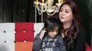 Meski banyak warganet atau netizen mengatakan gendut atau gemuk pada ibu satu anak itu, penyanyi lagu Menanggis Semalam itu hanya santai. Baginya, tidak ada yang salah dengan dirinya. (Adrian Putra/Bintang.com)