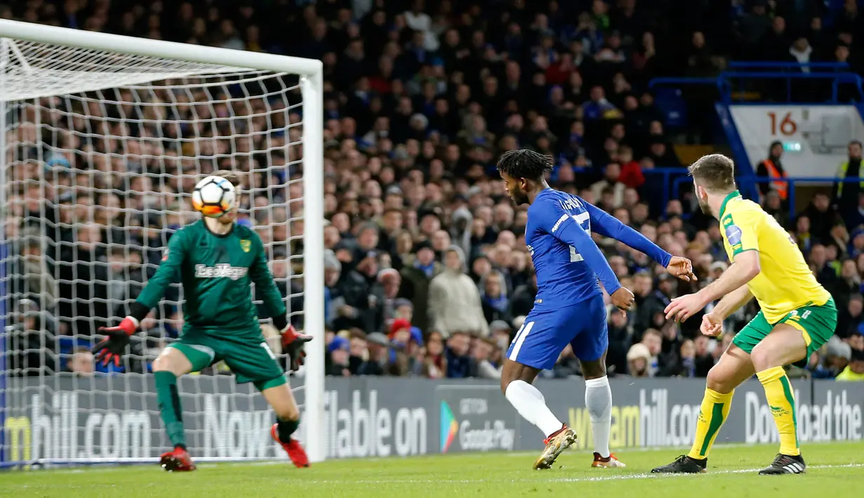 Pemain Chelsea, Michy Batshuayi berhasil mencetak gol ke gawang Norwich City pada partai ulangan babak ketiga Piala FA di Stadion Stamford Bridge, Rabu (17/1). Chelsea menang lewat adu penalti atas Norwich City dengan skor 5-3. (AP/Alastair Grant)