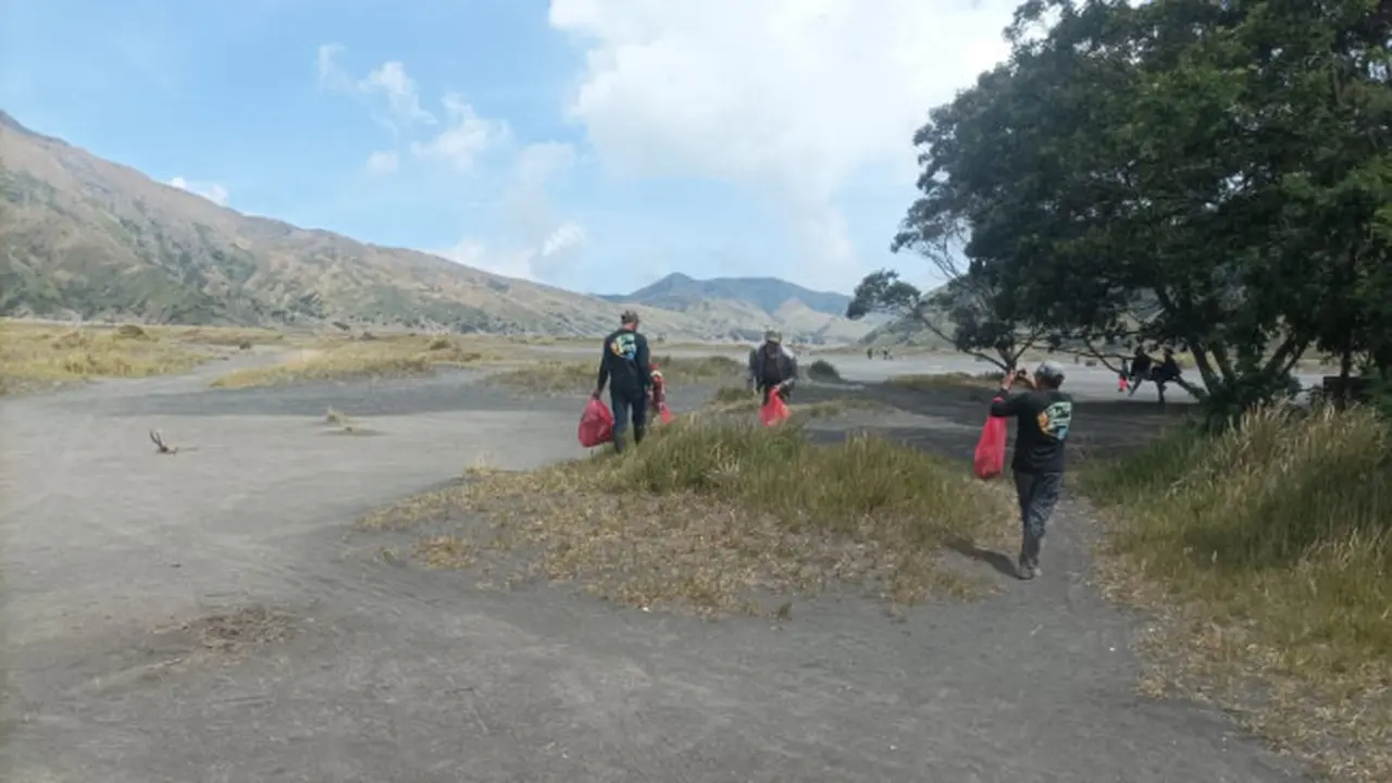 Seperempat Ton Sampah Diangkut dari dalam Kawasan Bromo