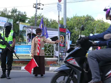 Anggota pramuka dan polisi mengatur lalu lintas jalur mudik di Cirebon, Jawa Barat, Jumat (1/7). Sebanyak 3.000-4.000 anggota pramuka Kwartir Daerah dikerahkan untuk membantu polisi memberikan pelayanan pada pemudik. (Liputan6.com/Angga Yuniar)