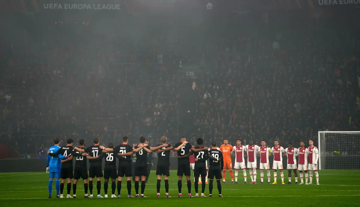 Para pemain mengheningkan cipta untuk para korban gempa Turki dan Suriah sebelum pertandingan sepak bola leg pertama playoff Liga Europa antara Ajax dan Union Berlin di Johan Cruyff Arena di Amsterdam, Belanda, 16 Februari 2023. (AP Photo/Peter Dejong)