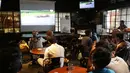 Suasana nonton bareng balapan perdana Rio Haryanto pada Formula 1 di Resotran Brewerkz, Senayan City, Jakarta, Minggu (20/3/2016). (Bola.com/Nicklas Hanoatubun )