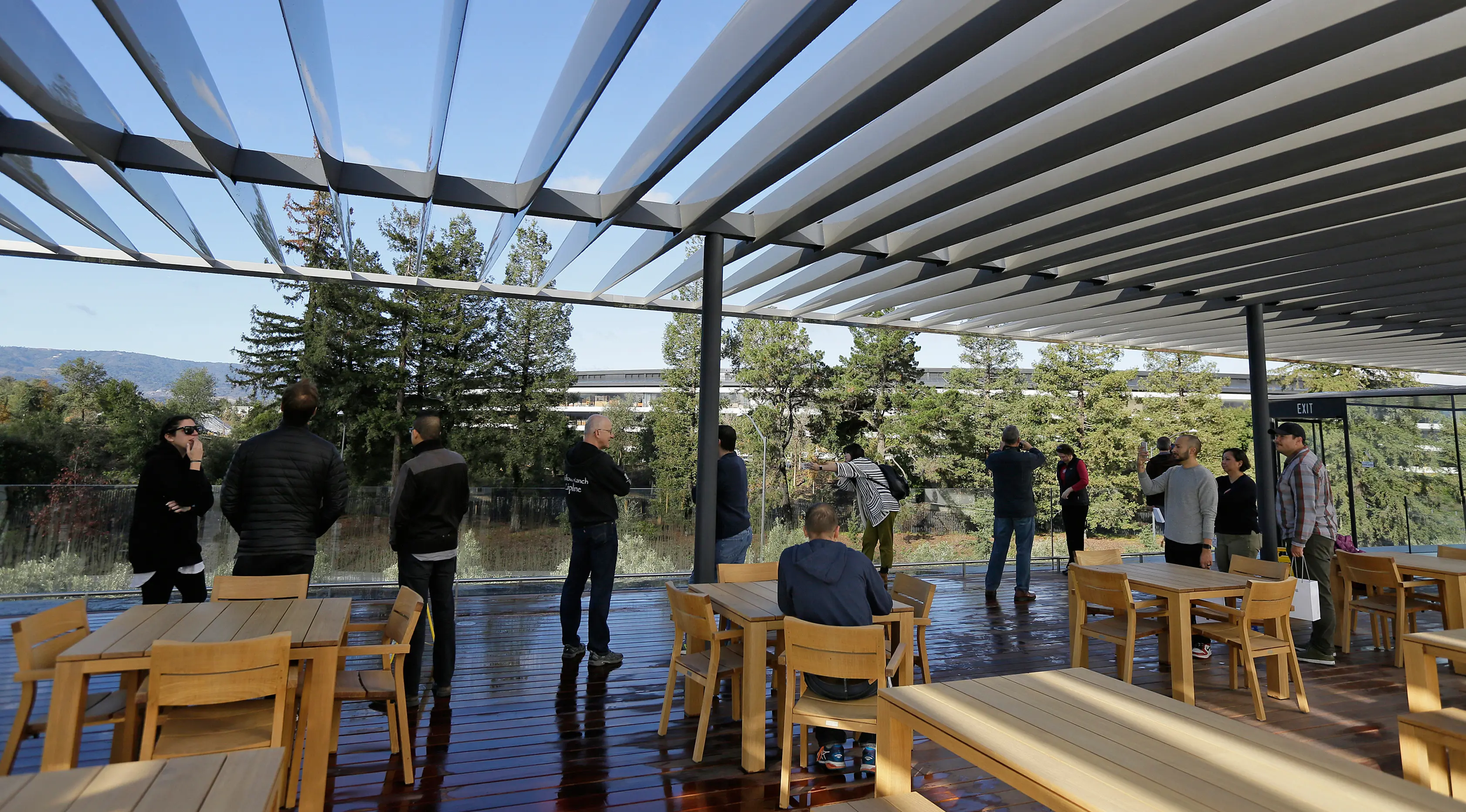 Pengunjung naik ke teras atap Visitor Center di kawasan Apple Park yang resmi dibuka untuk umum di Cupertino, California, Jumat (17/11). Pengunjung bisa melihat megahnya markas baru Apple dan 9.000 pohon yang ada di sana. (AP/Eric Risberg)