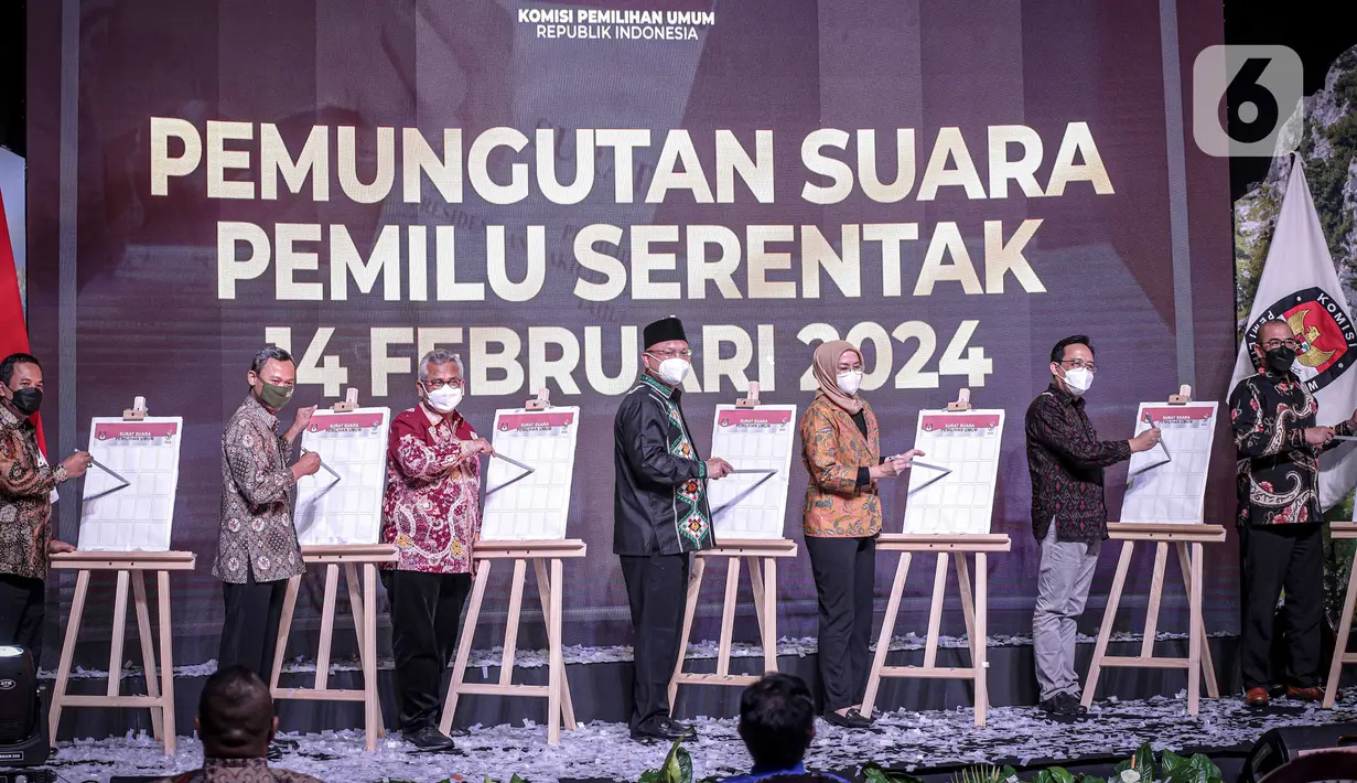 Ketua Komisi Pemilihan Umum Republik Indonesia (KPU RI) Ilham Saputra bersama jajaran komisioner mencoblos surat suara sebagai telah diluncurkan Hari Pemungutan Suara Pemilu Serentak Tahun 2024 di Gedung KPU, Jakarta, Senin (14/2/2022). (Liputan6.com/Faizal Fanani)