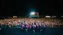 <p>Cherrybelle berfoto dengan penonton setelah selesai manggung. Girlband yang membawakan lagu 'Pergi ke Bulan' ini kembali tampil dengan formasi enam anggota saja, Steffy, Kezia, Novi, Angel, Christy, dan Ryn. (Instagram/@Steffy_ai)</p>
