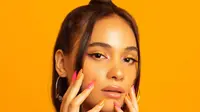 Gaya Pemotretan Aurora Ribero Dengan Nuansa Orange, Tampil Fresh. (Sumber: Instagram/auroraribero)