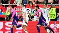 Gelandang Timnas Jerman, Jamal Musiala (kiri) merayakan gol yang dicetaknya bersama rekan setimnya, Ilkay Gundogan, dalam laga kontra Hungaria di Grup A Euro 2024 yang digelar di Stuttgart Arena, Rabu (19/6/2024) malam WIB. (Tobias SCHWARZ / AFP)
