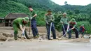 Petugas polisi mencari korban yang tertimbun lumpur setelah tanah longsor melanda desa pegunungan terpencil Lang Nu, di provinsi Lao Cai pada tanggal 11 September 2024. (Foto: AFP)