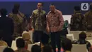 Presiden Joko Widodo (kiri) bersama Gubernur BI Perry Warjiyo usai memberikan pandangan terkait ekonomi dalam PTBI 2019 di Jakarta, Kamis (28/11/2019). Acara bertema 'Sinergi Transformasi Inovasi Menuju Indonesia Maju' ini dihadiri para pelaku industri keuangan. (Liputaan6.com/Angga Yuniar)