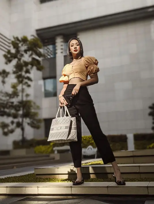 Saat menjadi bintang tamu di acara Axis Lovestreaming yang tayang secara live di Vidio, Minggu (14/2/2021), Anya menceritakan tentang makna romantis menurut dirinya. Mulai dari memberi barang-barang hingga ke bentuk yang lebih sederhana. (Instagram/anyageraldine)