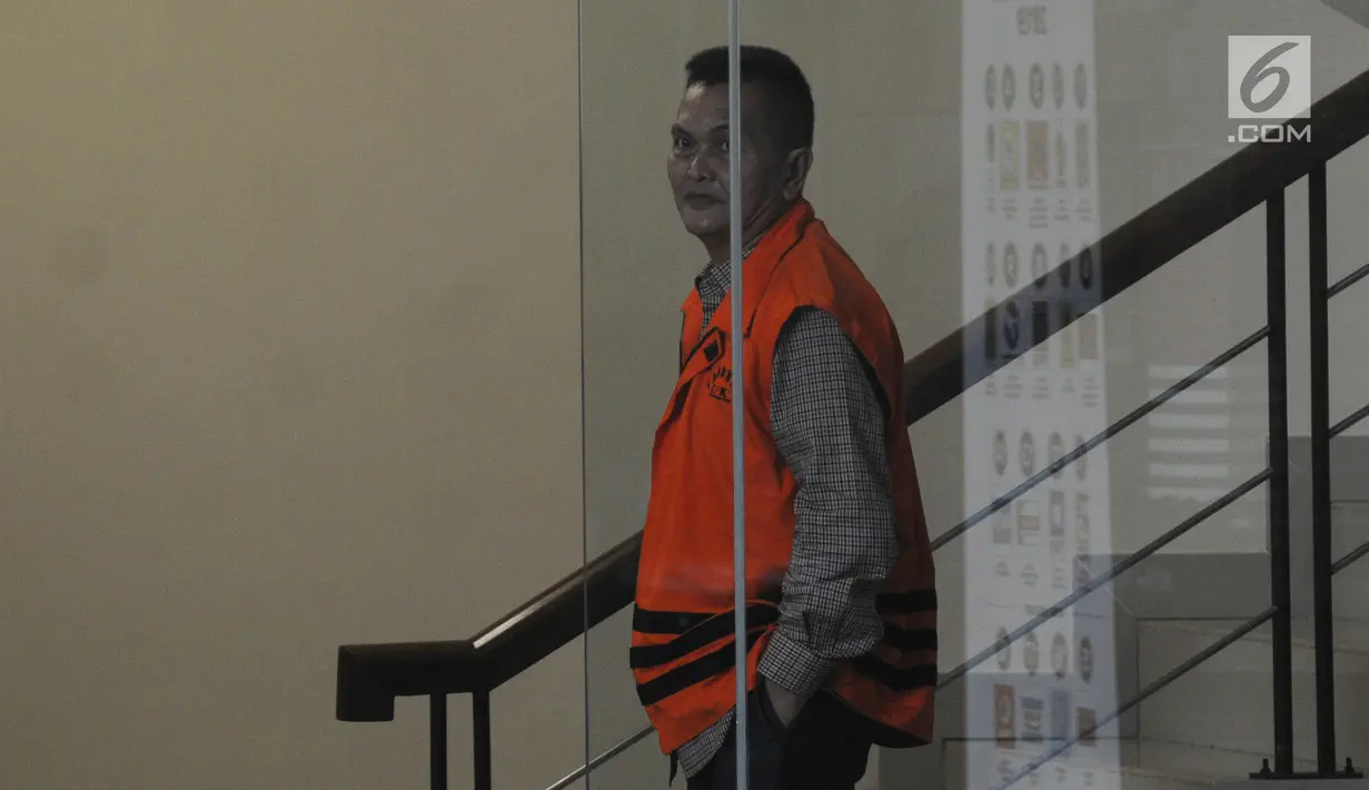 Mantan anggota DPRD Sumatera Utara (Sumut) 2009-2014, Musdalifah memakai rompi tahanan akan menjalani pemeriksaan di gedung KPK, Jakarta, Senin (3/1). (Merdeka.com/Dwi Narwoko)