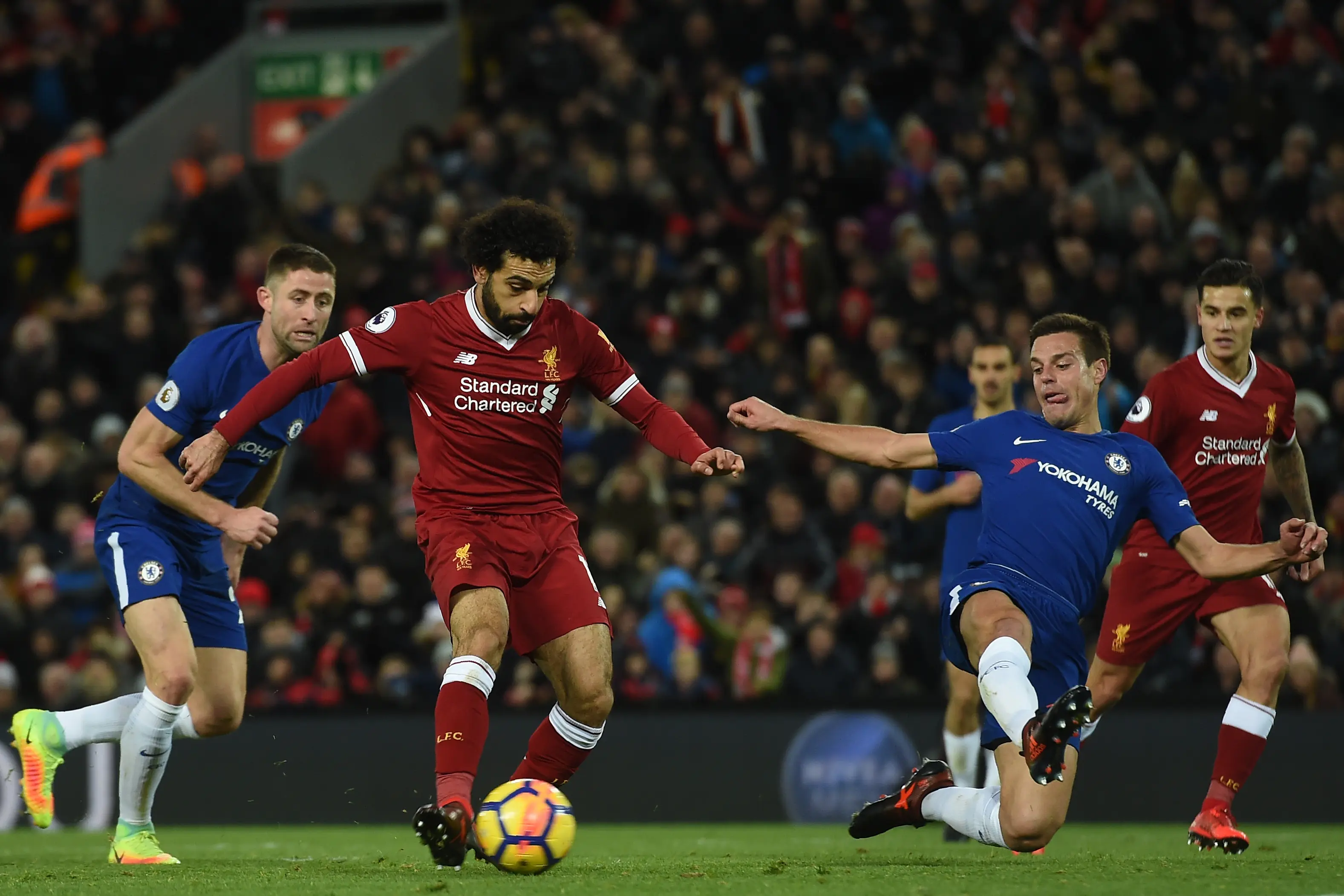 Bintang Liverpool, Mohamed Salah, melepaskan tendangan yang berujung gol ke gawang Chelsea pada laga Premier League, di Anfield, Sabtu (25/11/2017). (AFP/Paul Ellis).