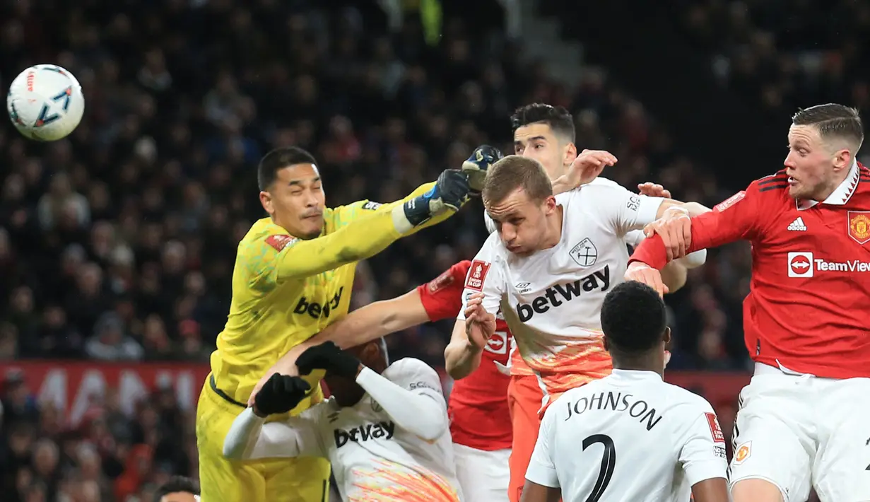Pemain West Ham, Nayef Aguerd (tengah) mencetak gol bunuh diri pada laga putaran kelima Piala FA 2022/2023 melawan Manchester United yang berlangsung di Stadion Old Trafford, Manchester, Kamis (02/03/2023) WIB. MU berhasil menang comeback 3-1. (AFP/Lindsey Parnaby)