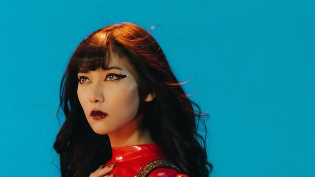 Potret Isyana Sarasvati dengan Makeup Bold yang Unik (credit: instagram/isyanasarasvati)