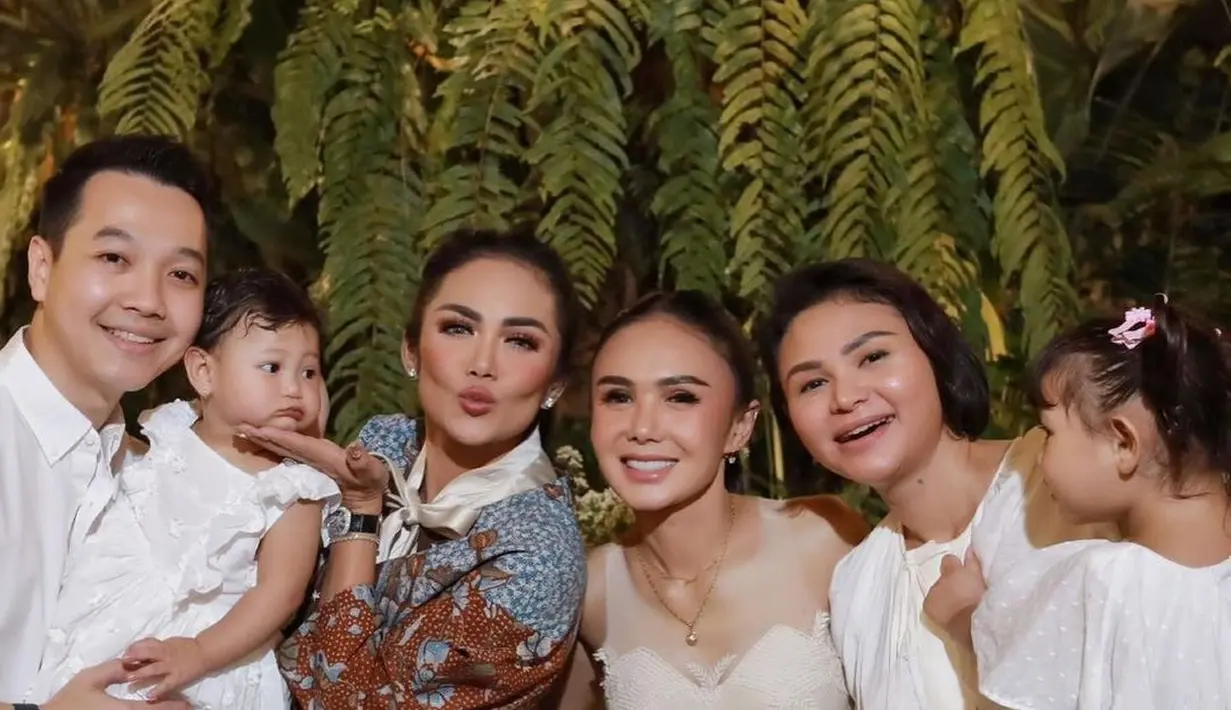 Dalam potret perayaan ulang tahunnya, Yuni Shara tampak berfoto bersama sang ibunda beserta dua adiknya, Kris Dayanti dan Kartika Sari.  [@krisdayantilemos]