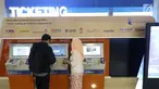 Petugas membantu pengguna transportasi kereta Bandara Soetta saat menggunakan kartu Perfeq Rider di Jakarta, Kamis (7/6). PT Railink menerbitkan kartu ini untuk meningkatkan kenyamanan pengguna reguler kereta KA Bandara Soetta. (Liputan6.com/Angga Yuniar)