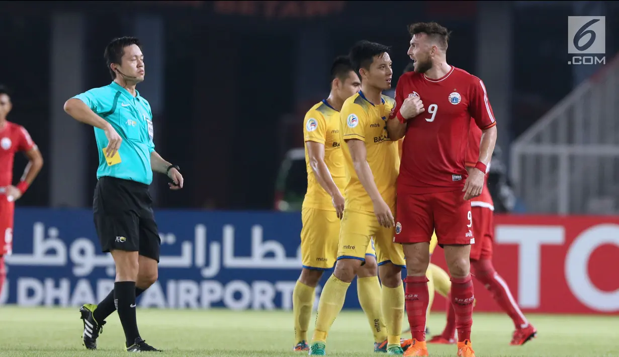 Penyerang Persija, Marko Simic (kanan) melakukan protes saat laga grup H Piala AFC melawan Song Lam Nghe An di Stadion GBK Jakarta, Rabu (14/3). Persija unggul 1-0 atas Song Lam Nghe An. (Liputan6.com/Helmi Fithriansyah)