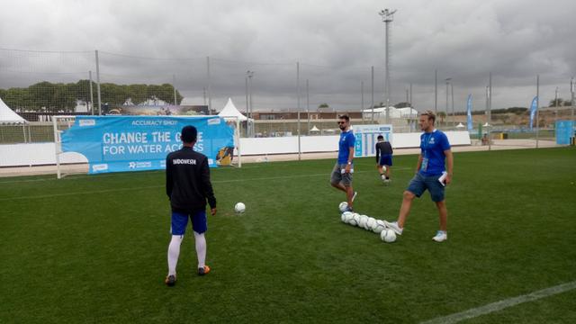 ASIOP Apacinti dan FOSSBI Rajawali Muda berlatih jelang Final Dunia Danone Nations Cup 2019 (Liputan6.com / Jonathan Pandapotan)