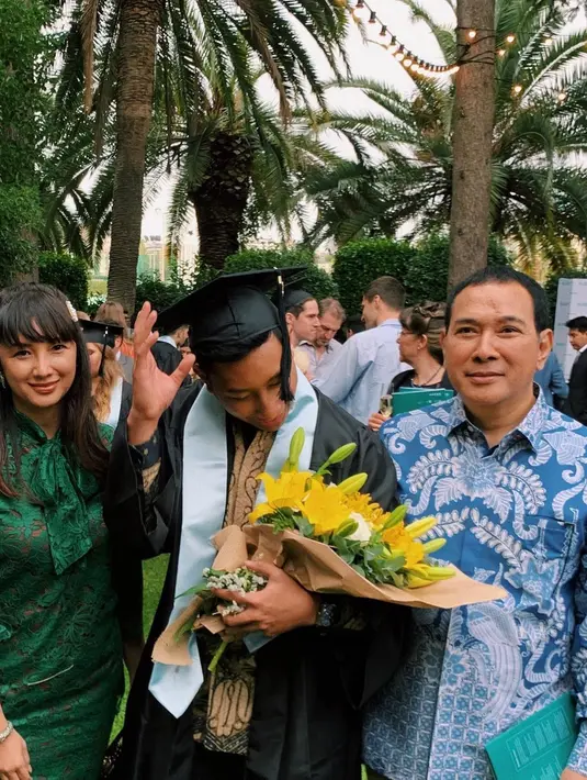 Momen Tata bersama mantan suaminya, Tommy Soeharto saat mendampingi anak pertamanya wisuda. [Instagram/darmamh]