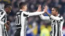 Pemain Juventus, Douglas Costa bersama rekan setim merayakan golnya ke gawang klub sekota mereka, Torino dalam lanjutan Coppa Italia di Stadion Allianz, Rabu (3/1). Juventus menang dengan skor akhir 2-0 atas lawannya. (Andrea Di Marco/ANSA via AP)