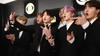 Boyband Bangtan Boys alias BTS berpose di karpet merah setibanya pada perhelatan Grammy Awards 2019 di Staples Center, Los Angeles, Minggu (10/2). Penampilan stylist BTS itu merupakan karya dua desainer asal Korea Selatan. (Rich Fury/Getty Images/AFP)