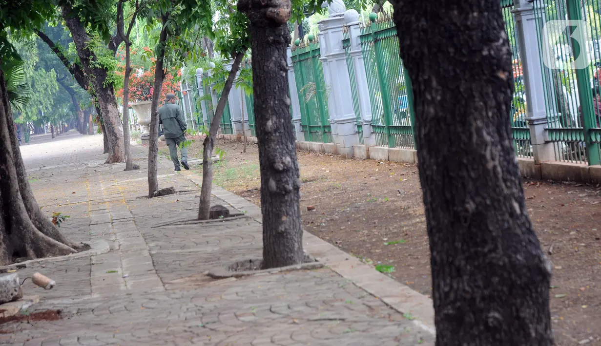 Petugas mengecek kondisi sekitar kejadian ledakan di kawasan Monumen Nasional, Jakarta, Selasa (3/12/2019).  Ledakan tersebut diduga berasal dari granat asap dan mengakibatkan dua orang anggota TNI terluka, korban langsung dievakuasi ke RSPAD Gatot Subroto Jakarta. (Liputan6.com/Helmi Fithriansyah)