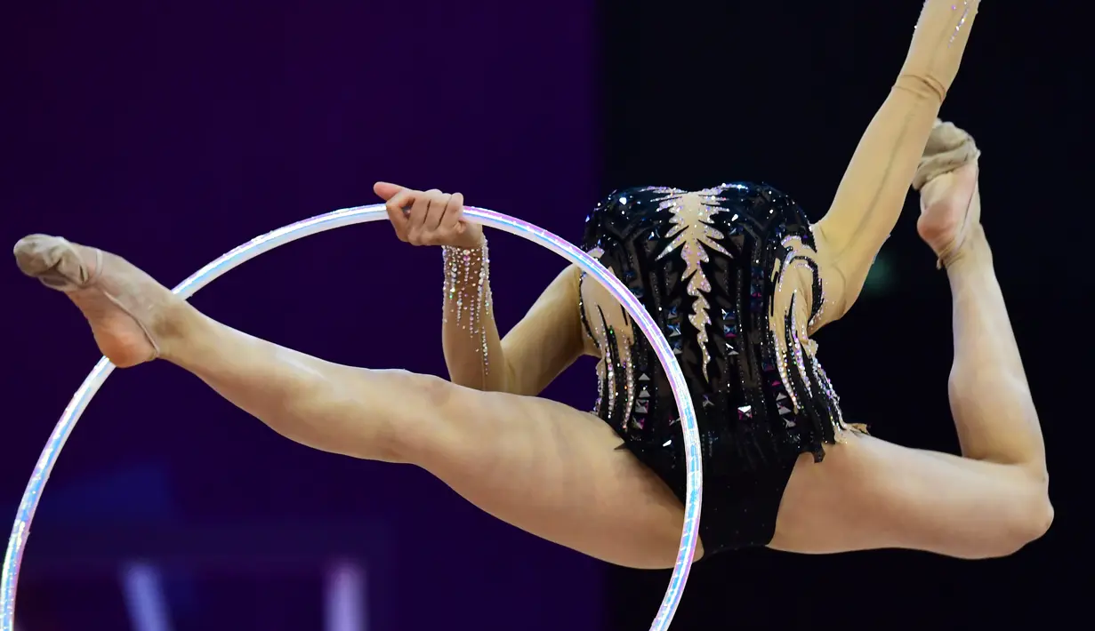 Atlet asal Israel, Linoy Ashram saat tampil dalam kejuaraan Senam Ritmik Eropa ke-33 di Budapest, Hungaria (19/5). (AFP Photo/Attila Kisbenedek)