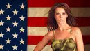 Mantan model majalah Playboy, Karen McDougal berpose dengan pakaian loreng dan latar belakang bendera AS. Karen memberi pengakuan atas dugaan perselingkuhannya dengan Presiden AS Donald Trump yang terjadi pada 10 tahun lalu. (Instagram/karenmcdougal)