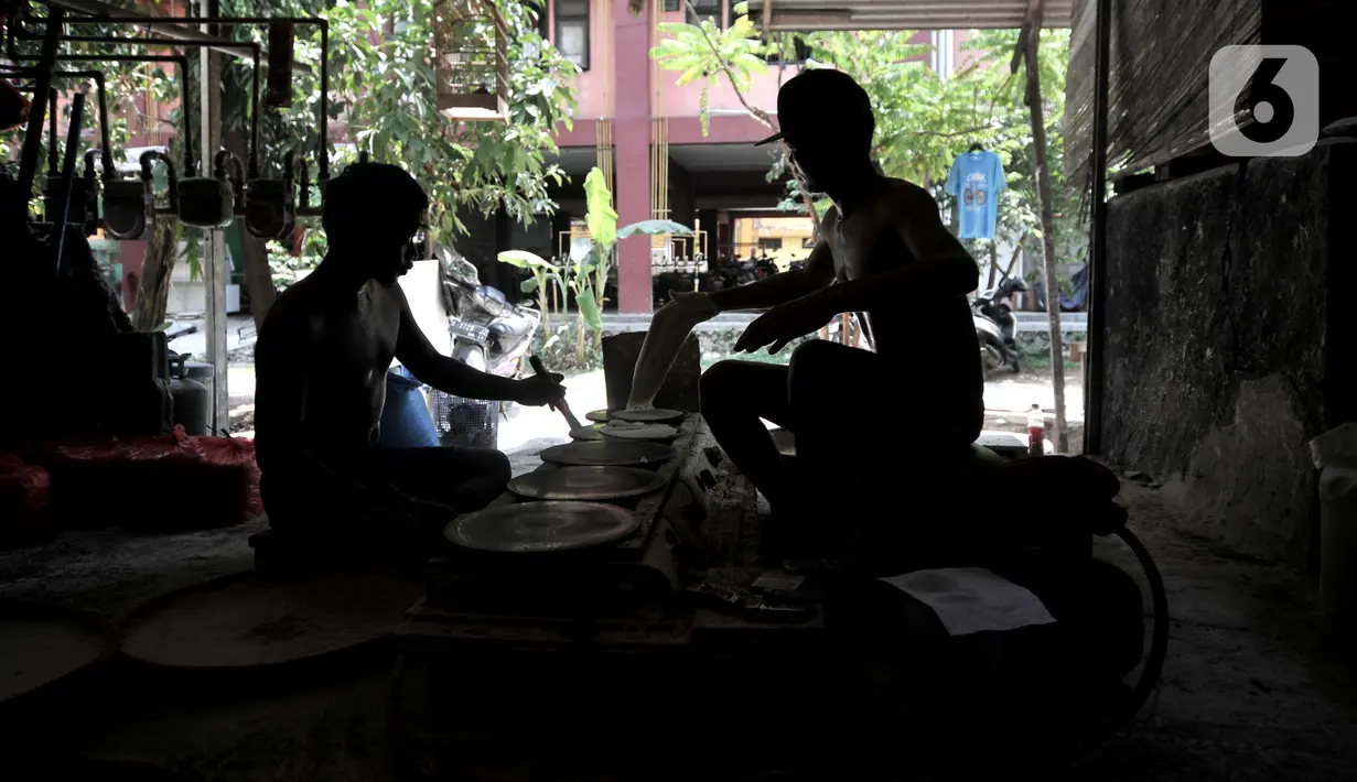 Pekerja menyelesaikan produksi kulit lumpia di rumah industri Rusun Griya Tipar Cakung, Jakarta, Kamis (28/11/2019). Pemerintah melalui Kementerian Koperasi dan UKM terus mendongkrak UMKM dengan menyediakan Kredit Usaha Rakyat (KUR) berbunga cukup rendah, yakni 6 persen. (merdeka.com/Iqbal Nugroho)
