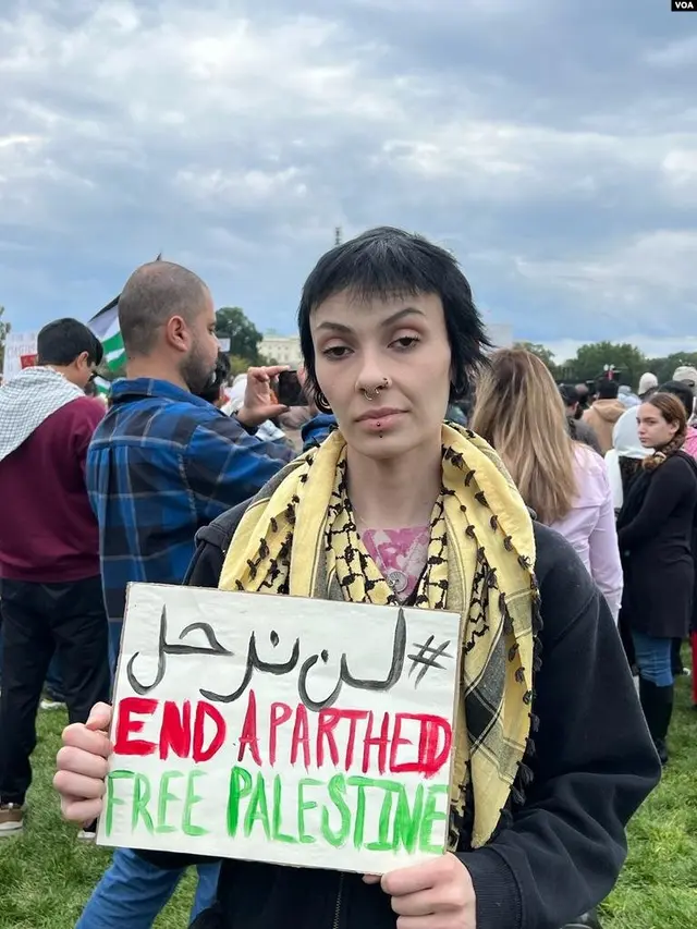 Aleyda Canella, warga Amerika keturunan Italia, ikut datang bersama puluhan teman-temannya. (VOA/Eva M)