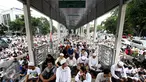 Massa aksi damai 4 November melaksanakan salat Jumat di Halte Juanda dekat Masjid Isiqlal, Jakarta, Jumat (4/11). (Liputan6.com/Gempur M. Surya)