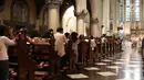 Suasana Misa Natal 2018 di Gereja Katedral, Jakarta, Senin (24/12). Misa Natal 2018 yang dipimpin Pastor kepala paroki Hani Rudi Hartoko mengusung tema "Yesus Kristus Hikmat Bagi Kita”. (Liputan6.com/Herman Zakharia)
