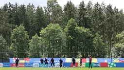 Suasana latihan Timnas Inggris menjelang laga final Euro 2024 melawan Spanyol di Blankenhain, Jerman, Sabtu (13/07/2024) WIB. (AFP/Adrian Dennis)