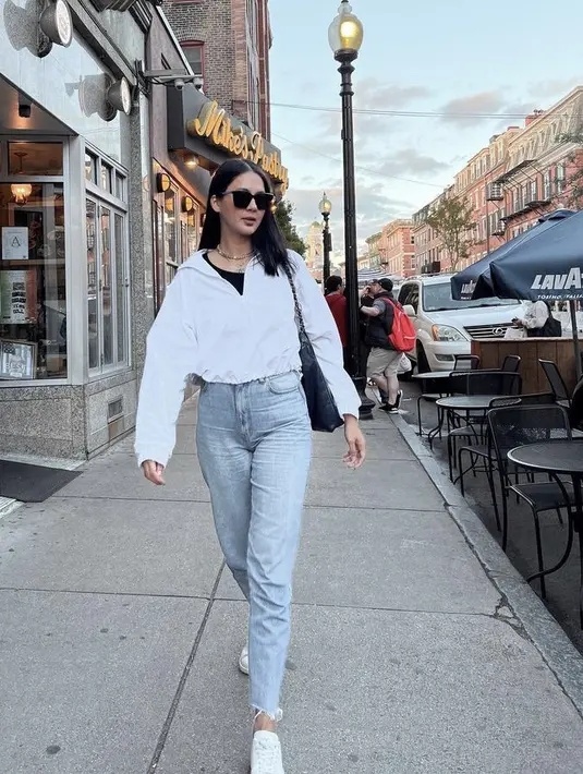 Tak ketinggalan celana jeans yang cocok dipadukan dengan item fashion apapun