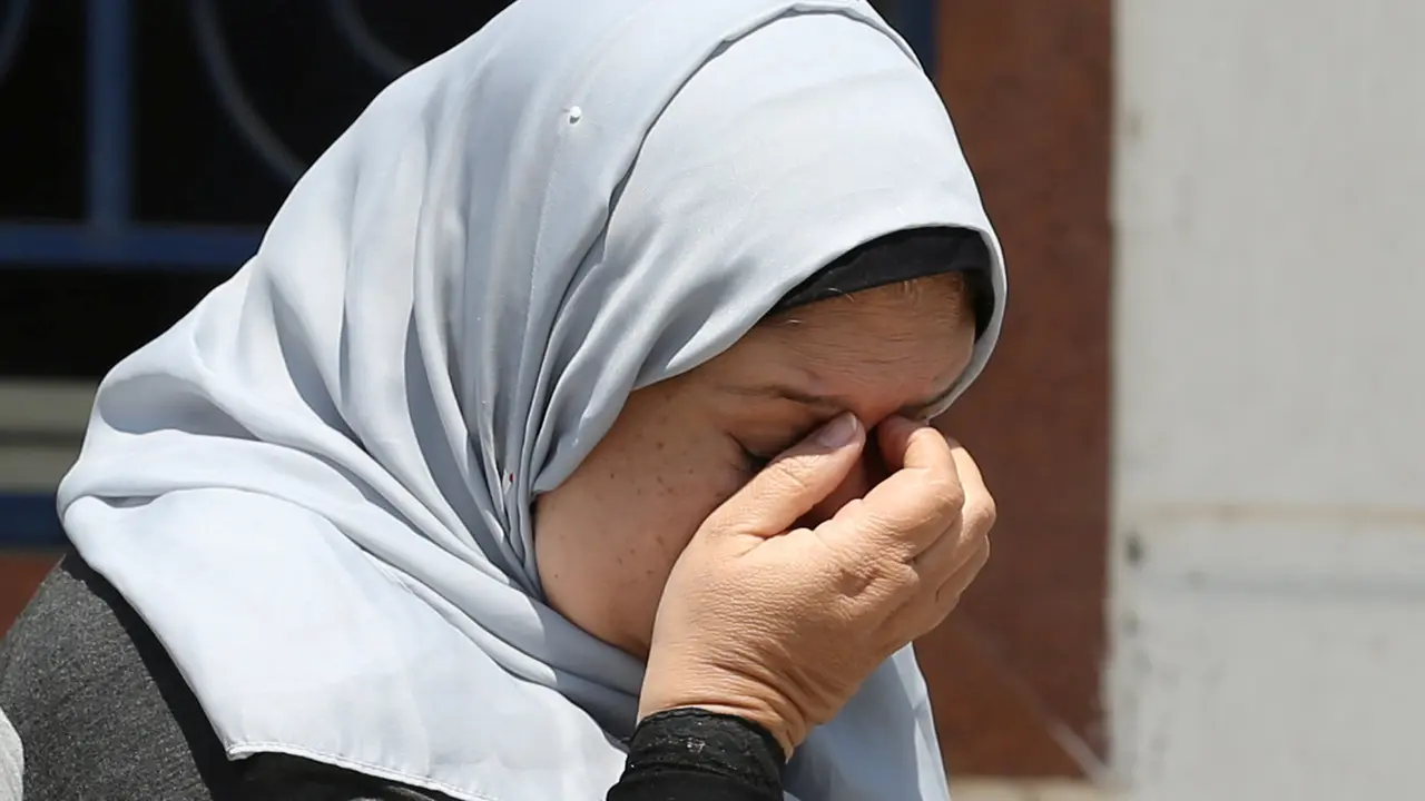 20160519-Kesedihan Selimuti Keluarga Penumpang Pesawat EgyptAir yang Hilang-Kairo