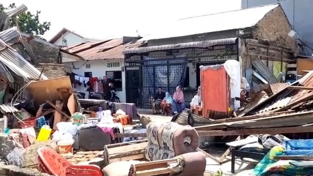 Medan Dihantam Cuaca Ekstrem: Angin Puting Beliung Rusak Ratusan Rumah, Mobil Dinas Ketua DPRD Turut Tertimpa Pohon Tumbang