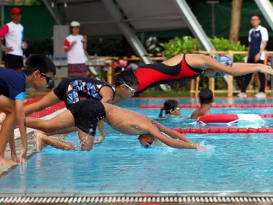 Peserta Jakarta Kids Triathlon mengikuti lomba yang renang digelar di Deutsche Schule Jakarta, Tangsel, Minggu (25/09). Kompetisi yang digelar DSJ dan MILO Champ Squad terdiri atas serangkaian cabang olahraga. (Liputan6.com/Fery Pradolo)