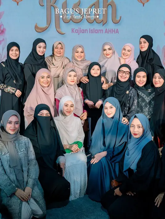 Selain Aaliyah, berikut beberapa selebriti yang diundang dalam pengajian jelang kelahiran anak kedua Aurel Hermansyah. Hadir sebegai penceramah adalah dr. Aisha Dahlan. Selain dari kalangan selebriti, hadir juga istri calon presiden Ganjar Pranowo, Siti Atikoh. [Instagram/aaliyah.massaid]