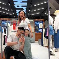 Momen Siti Badriah dan Krisjiana Baharudin bersama anak pertamanya, Xarena Zenata Denallie Baharudin (Instagram/@sitibadriahh)
